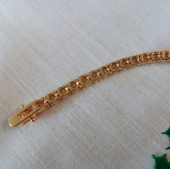 NWOT Gorgeous Gold Plated 4mm CZ Tennis Bracelet (6") - Picture 13 of 16